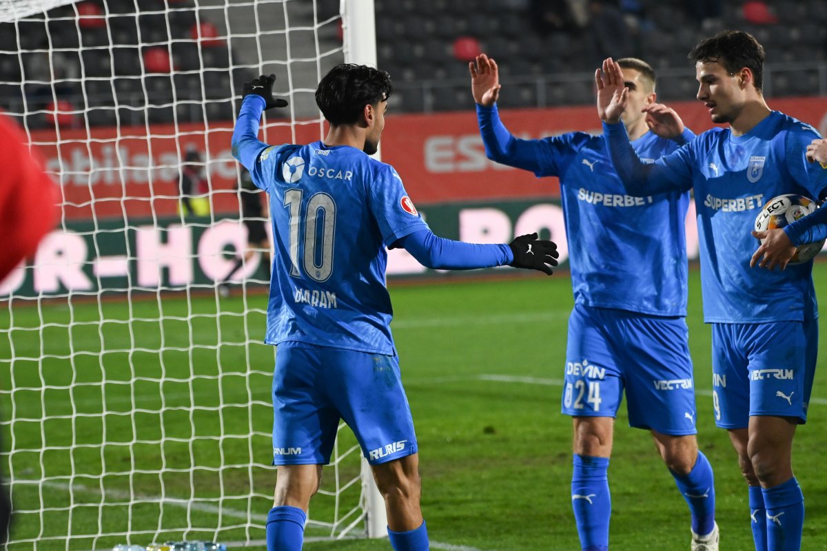 Stefan Baiaram este felicitat de Assad Al Islam Al Hamlawi si Nikola Stefanovic dupa un gol marcat in meciul de fotbal dintre AFC Hermannstadt Sibiu si Universitatea Craiova,