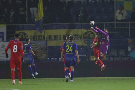 Unirea Slobozia - FCSB 0-0, ACUM, pe iAMsport.ro. Roș-albaștrii caută drumul spre play-off!