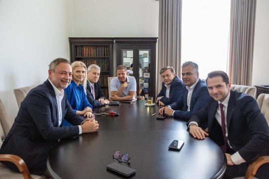 L-a vizitat pe Crin Antonescu la muncă și a fost tulburat de ce a văzut sub biroul său: ”Nu o să uit niciodată! Vă pot confirma că e adevărat ce se spune”