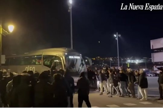 Horațiu Moldovan și colegii săi, atacați de fani! Poliția a venit să îi salveze pe jucătorii lui Real Oviedo