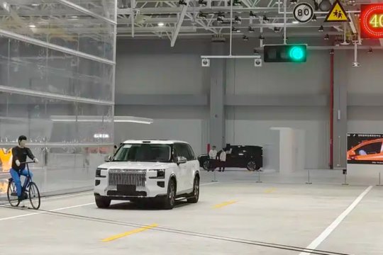 Geely rescrie regulile siguranței auto! Un proiect cu 5 recorduri Guinness