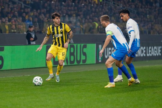 AEK Atena - Universitatea Craiova 1-2, ACUM, pe iAMsport.ro. Vida aprinde speranțele gazdelor! Meci nebun în Grecia