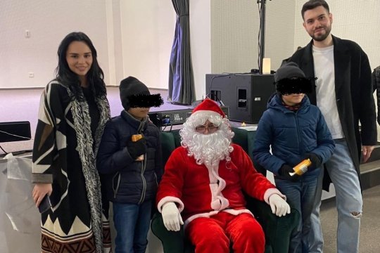 Maratonul generozității în săptămâna 15-19 decembrie: Dana Voiculescu și echipa fundației au oferit cadouri pentru 500 de copii din patru județe