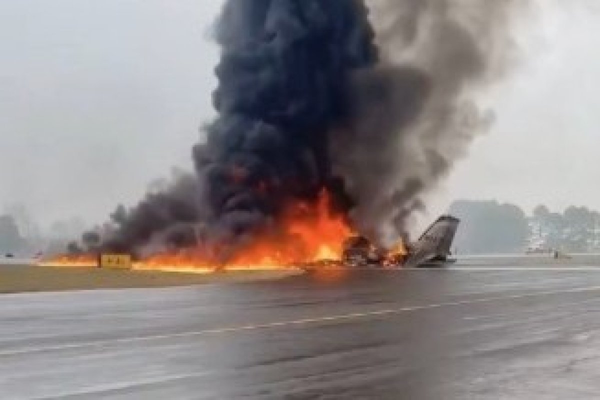 Aeronava în care se afla familia lui Biffle, în flăcări după impact