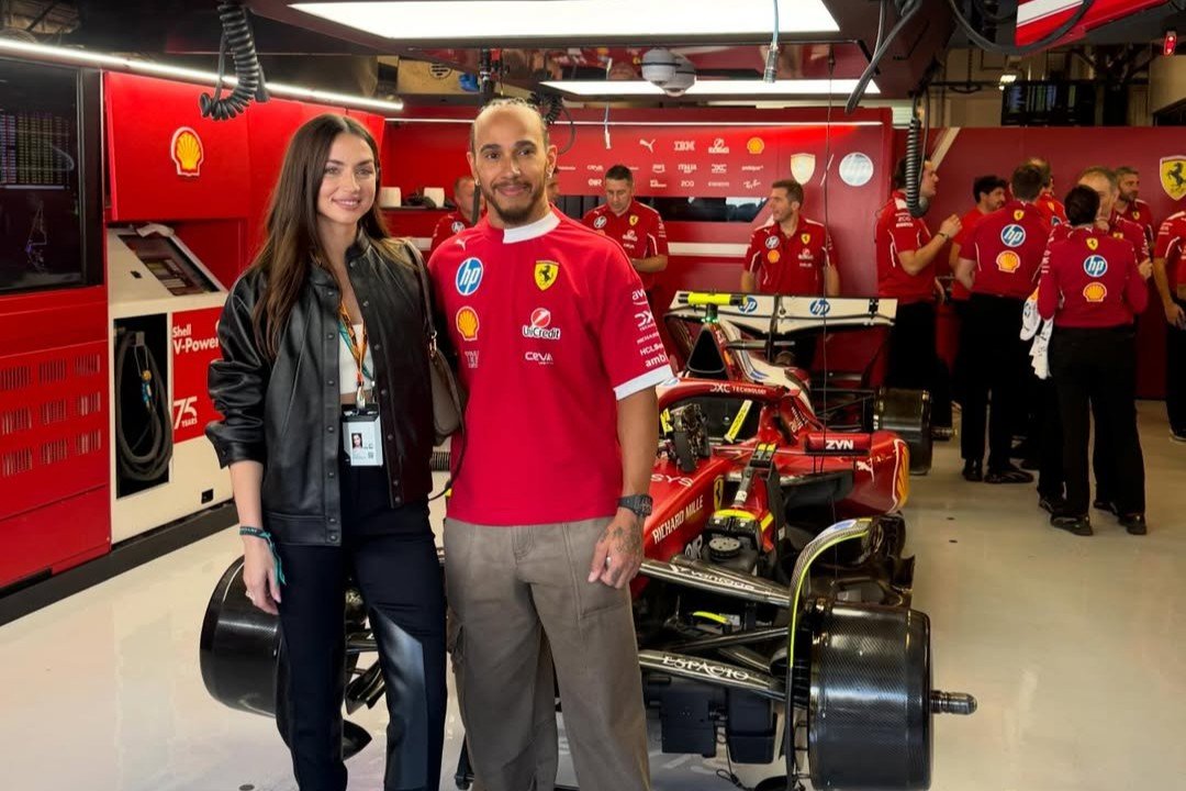 Lewis Hamilton, alături de Ana de Armas, la boxele echipei Ferrari
