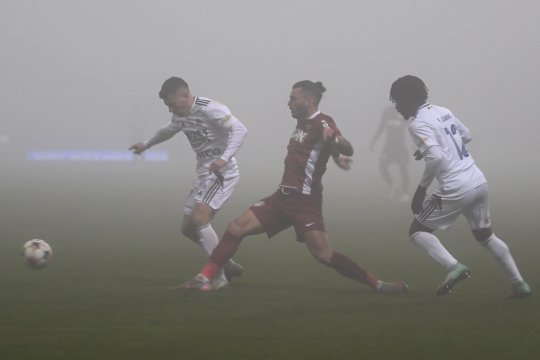 FC Botoșani - CFR Cluj 0-1, ACUM, pe iAMsport.ro. Păun a marcat cu o execuție de top! Partida din Moldova se dispută pe o ceață densă