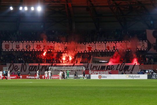 Atac necruțător la adresa unui antrenor român: ”Nu ar face niciun punct până la finalul campionatului la Sibiu, atât de slab e! Nu vine la antrenamente, nu se trezește”