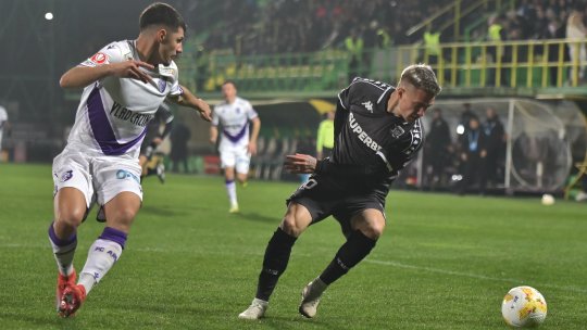 FC Argeș - Rapid 2-1, pe iAMsport.ro. Oaspeții rămân în 10 după eliminarea lui Bolgado. Faza a fost verificată îndelung de arbitrii din camera VAR