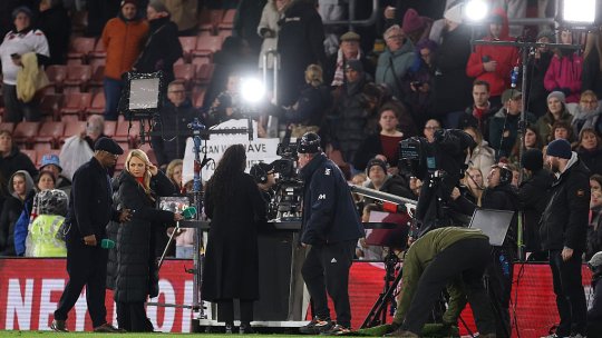 Momente dramatice, în direct la TV: prezentatoarea a leșinat în brațele unui fotbalist legendar