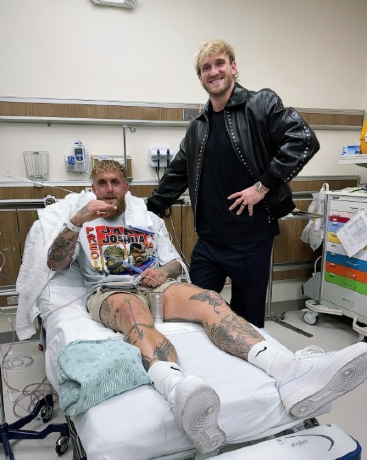 Jake Paul, pe patul de spital, avându-l alături de fratele său, Logan Paul