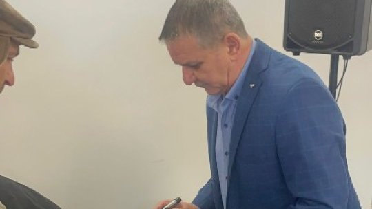 Fanii Stelei și-au demonstrat încă o dată dragostea pentru Marius Lăcătuș. Au scandat numele ”Fiarei” la lansarea cărții ”Lăcătuș, 7 pași de uriaș”