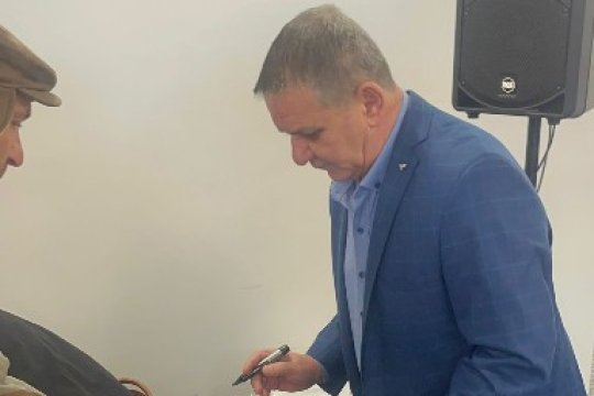 Fanii Stelei și-au demonstrat încă o dată dragostea pentru Marius Lăcătuș. Au scandat numele ”Fiarei” la lansarea cărții ”Lăcătuș, 7 pași de uriaș”