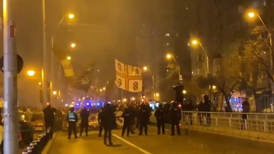 Imagini din mijlocul Peluzei Nord a Rapidului! Suporterii au înjurat Steaua și s-au certat cu rivalii ieșiți la geamuri în drumul spre Arena Națională
