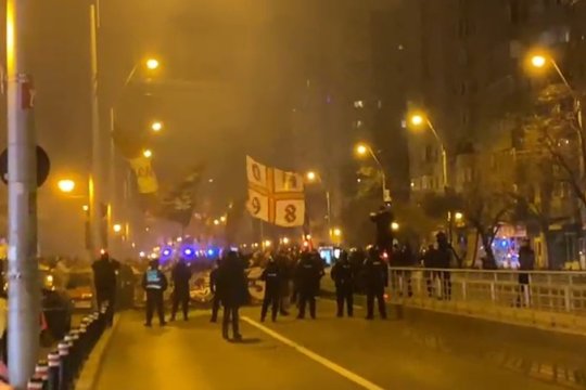 Imagini din mijlocul Peluzei Nord a Rapidului! Suporterii au înjurat Steaua și s-au certat cu rivalii ieșiți la geamuri în drumul spre Arena Națională
