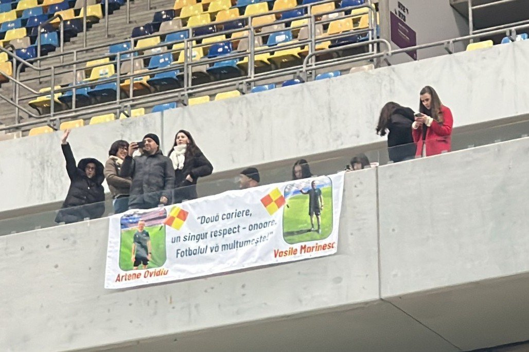 Bannerul dedicat celor doi arbitri aflați la ultimul meci din carieră