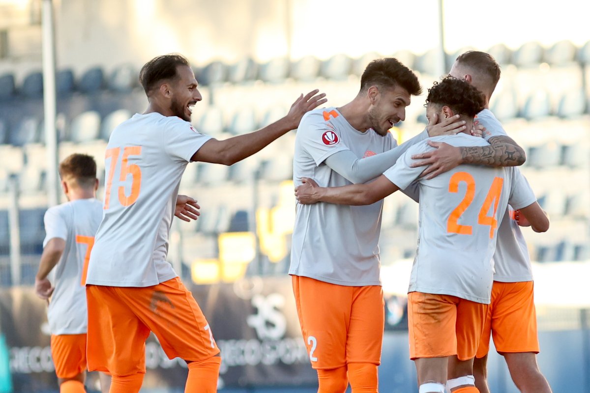 Fotbalistii de la Metaloglobus Tarek Aggoun, Cosmin Florin Achim, Yassine Zakir se bucura dupa un gol marcat in meciul de fotbal dintre Metaloglobus Bucuresti si FC Arges, contand pentru Cupa Romaniei Betano, desfasurat pe Clinceni Arena din Clinceni, miercuri 29 octombrie 2025.