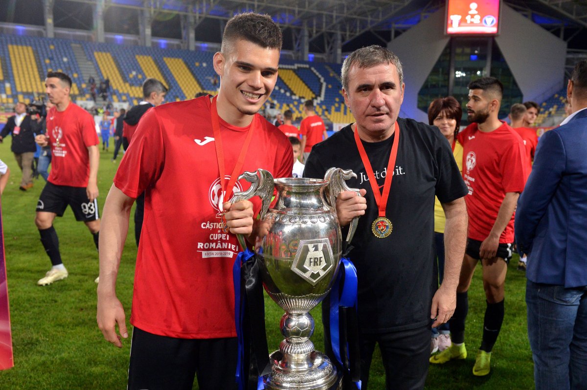 Ianis Hagi si Gica Hagi alaturi de trofeu dupa meciul de fotbal dintre FC Viitorul si Astra Giurgiu, din cadrul finalei Cupei Romaniei, desfasurat pe Stadionul Ilie Oana din Ploiesti, sambata 25 mai 2019
