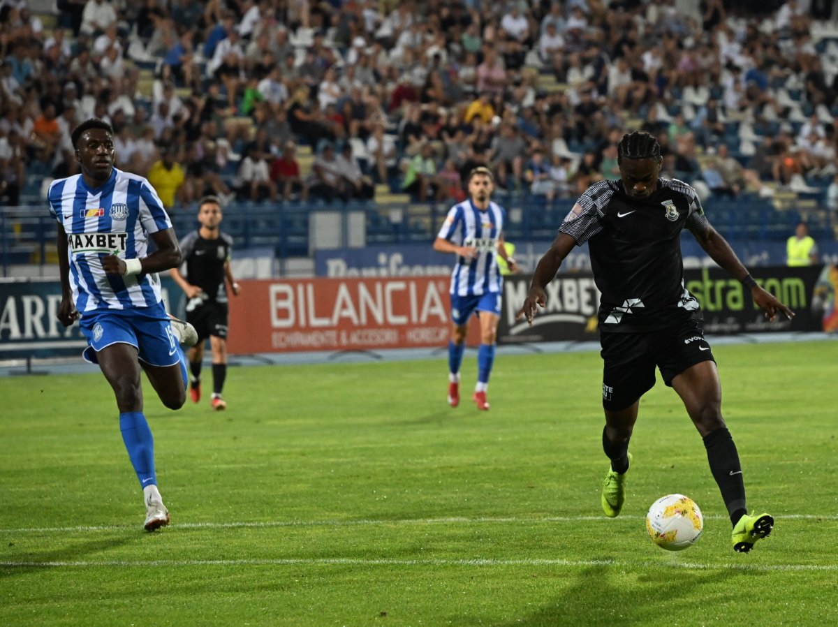 Davordzie, în dreapta, are o cotă de piață de 250.000 de euro pe siteul de specialitate transfermarkt.de