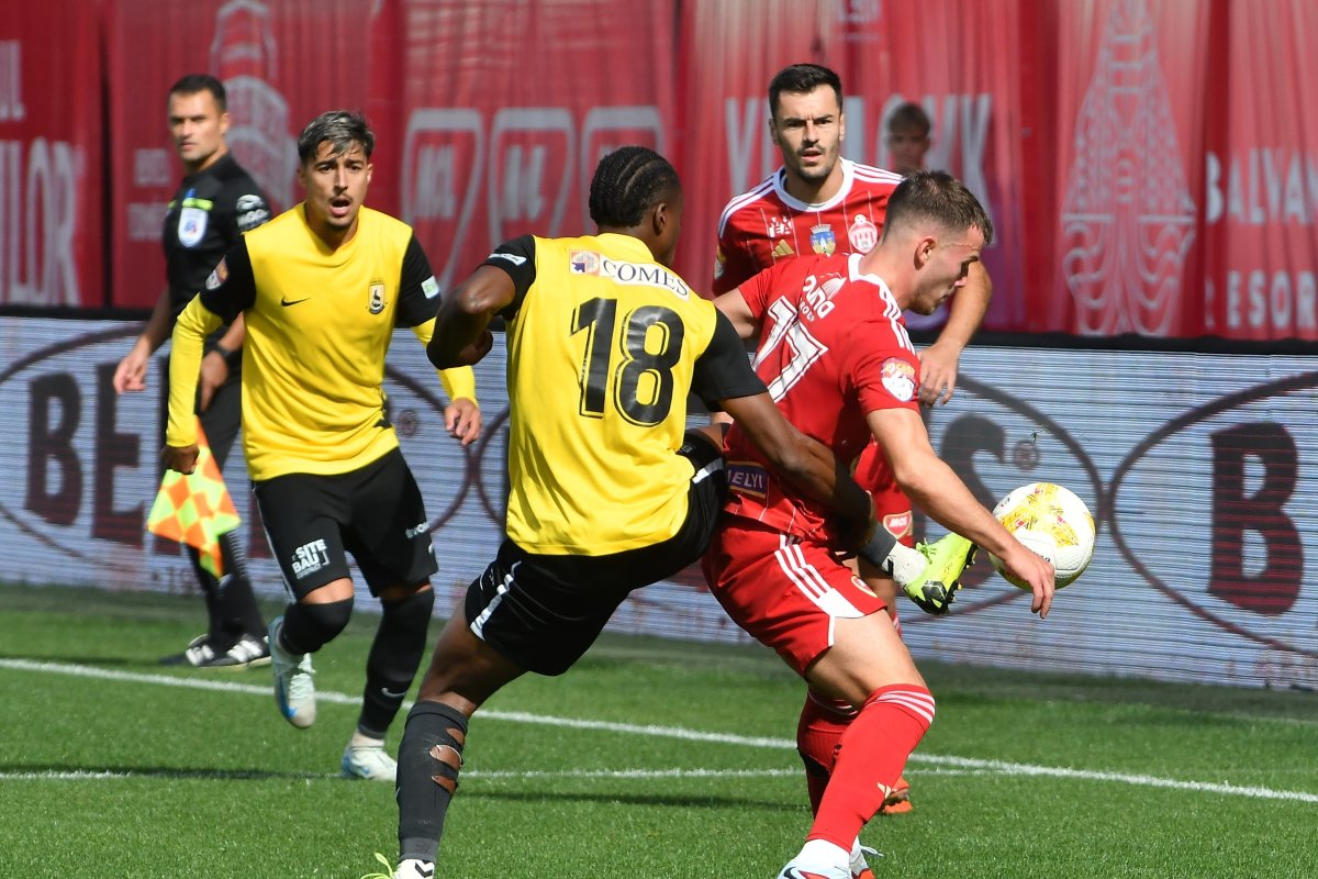 Davordzie, în galben, aici în duel cu un adversar de la Sepsi care i-ar putea deveni coechipier în această iarnă