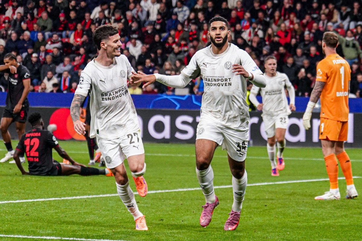 Dennis Man, în stânga, a ajuns în vara acestui an la PSV