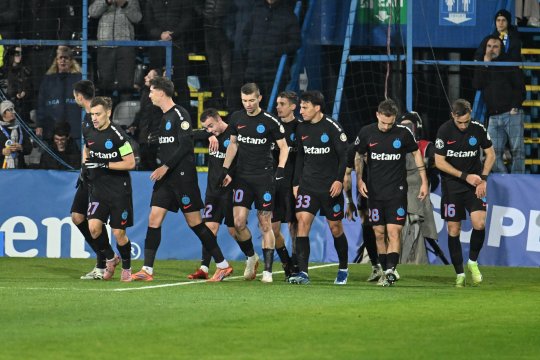 Fotbalistul lui FCSB a făcut pasul cel mare de Sărbători! Momentul a fost ca în filme, cu lumânări și flori