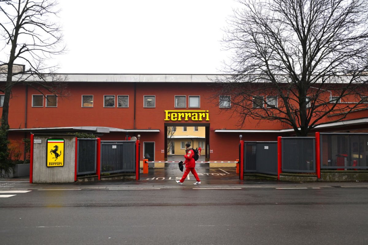 Peste 1000 de angajați ai scuderiei italiene s-au bucurat de caodurile primite de la pilotul britanic