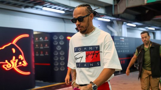 Lewis Hamilton s-a transformat în Moș Crăciun la Ferrari! Peste 1.000 de angajați au primit cadouri de la britanic