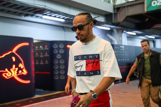 Lewis Hamilton s-a transformat în Moș Crăciun la Ferrari! Peste 1.000 de angajați au primit cadouri de la britanic