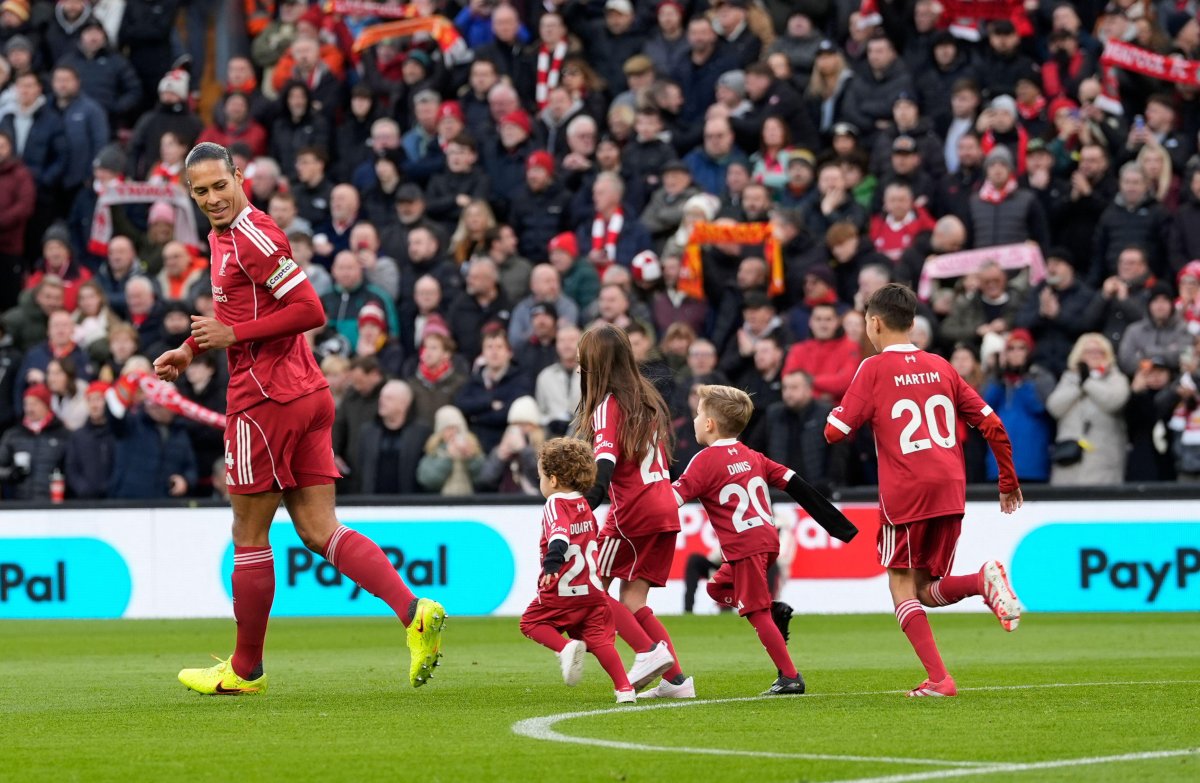 Doi dintre copiii lui Jota, pe teren înaintea confruntării din etapa a 18-a a Premier League