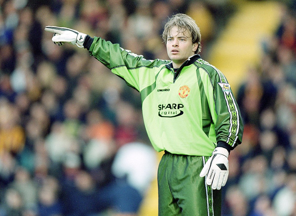 Bosnich a jucat 35 de meciuri pentru Manchester United în sezonul 1999 - 2000