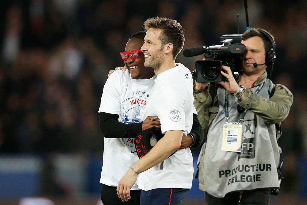 Ongenda, sărbătorind alături de Yohan Cabaye titlul cucerit de PSG în Ligue 1, în 2014