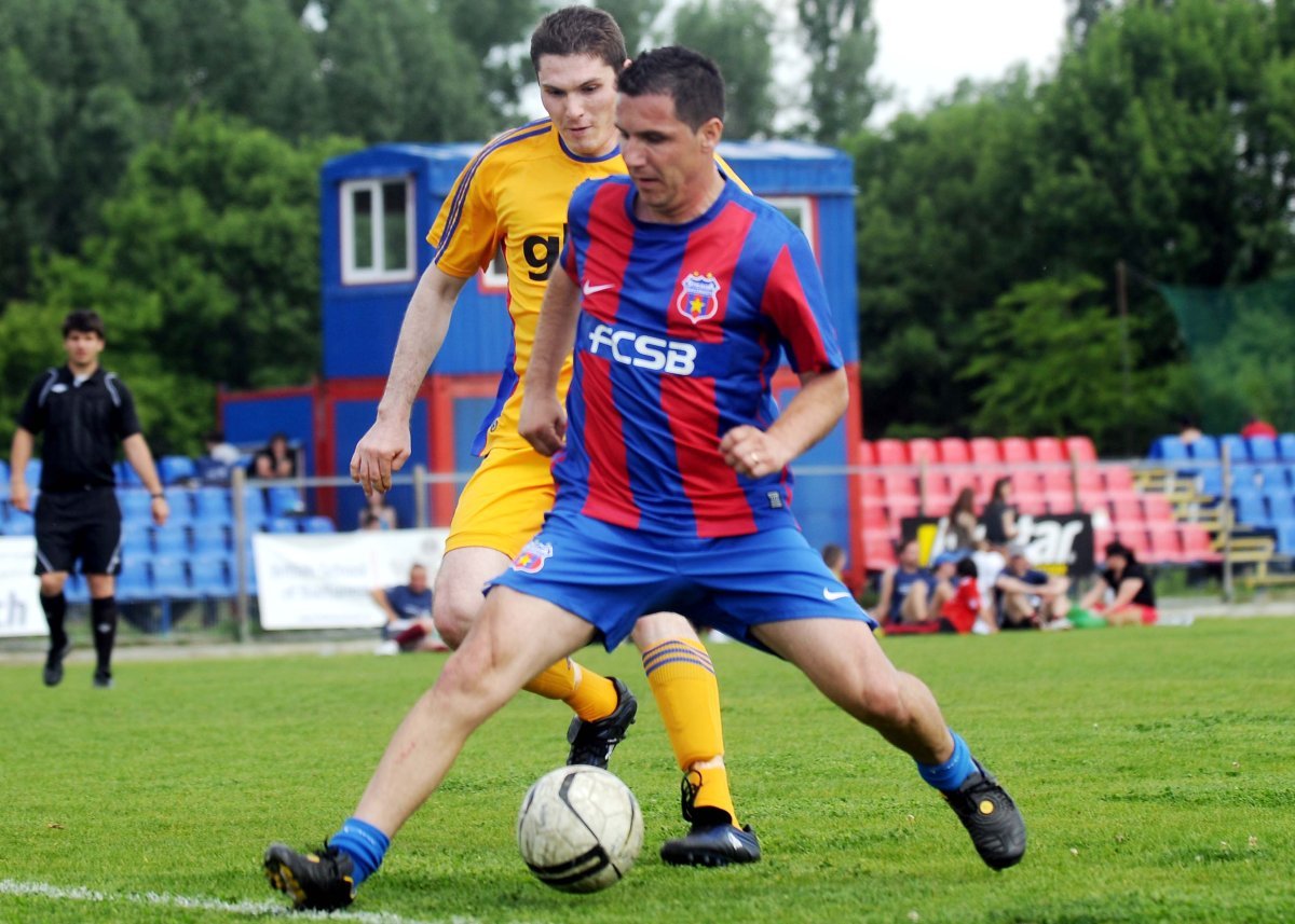 Cu Rapid a câștigat și o Supercupă a României, în sezonul 1999/2000.