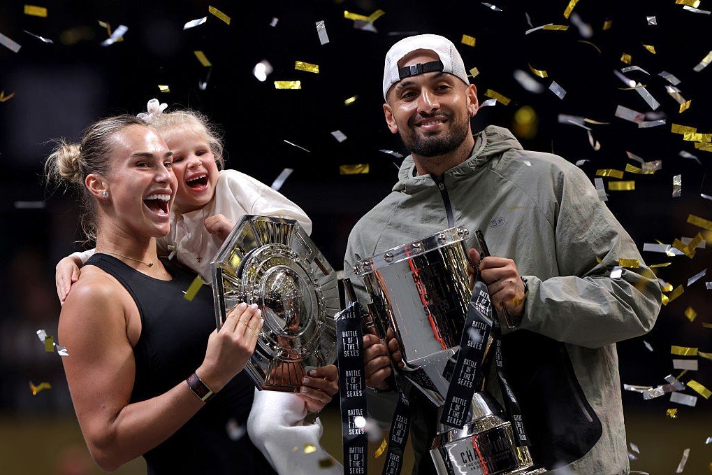 ​Nick Kyrgios (30 de ani, 671 ATP) a învins-o cu ușurință pe Aryna Sabalenka (27 de ani, 1 WTA) în ”Bătălie a sexelor”, în două seturi, 6-3, 6-3