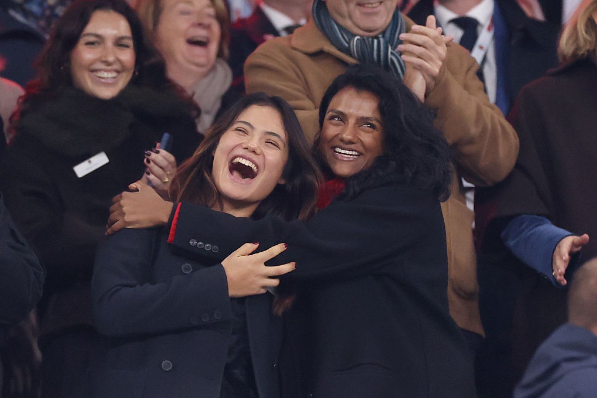 Emma Răducanu și actrița Simone Ashley la un meci de rugby