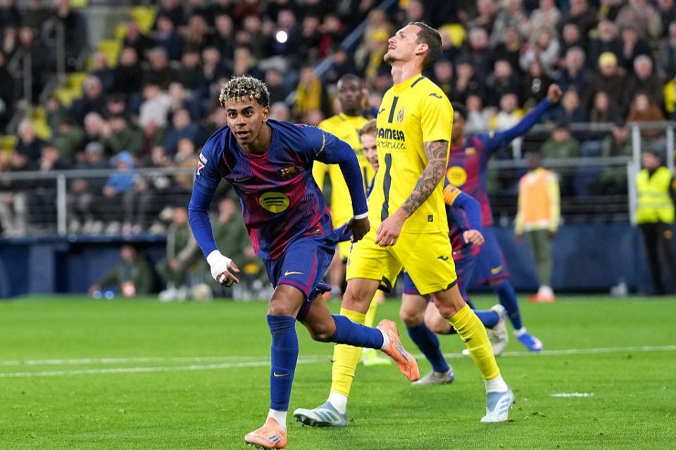 Lamine Yamal, de la FC Barcelona, sărbătorește marcarea celui de-al doilea gol al echipei sale în timpul meciului LaLiga EA Sports dintre Villarreal CF și FC Barcelona, disputat pe Estadio de la Ceramica pe 21 decembrie 2025, în Villarreal, Spania.