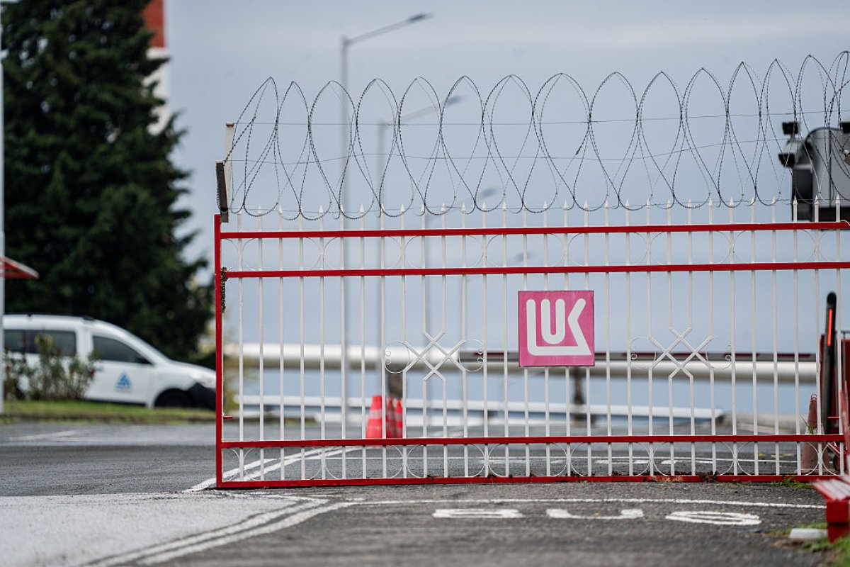 În România, Lukoil deține o rafinărie și peste 300 de benzinării