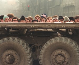 Scandalos! Câți turnători strânsese, de fapt, Securitatea înaintea căderii comunismului: ”Rude, prieteni, colegi. Se numea penetrarea anturajului”