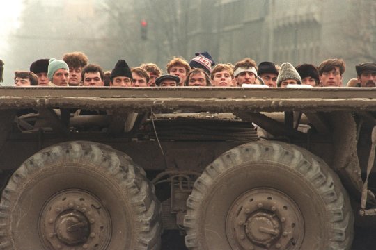 Scandalos! Câți turnători strânsese, de fapt, Securitatea înaintea căderii comunismului: ”Rude, prieteni, colegi. Se numea penetrarea anturajului”