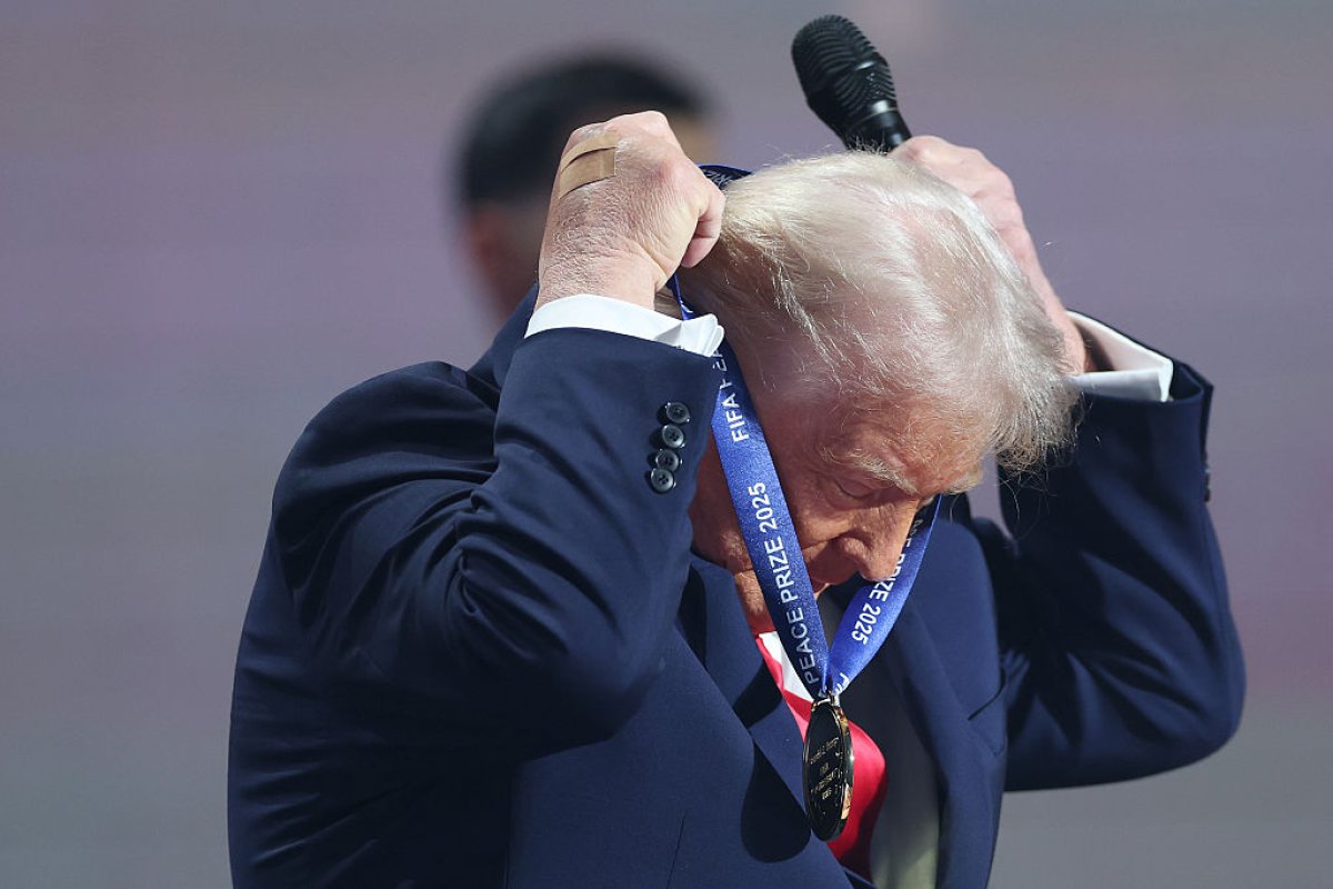 Donald Trump primește medalie de la FIFA