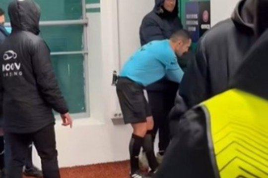 Neverosimil! Arbitrii n-au mai putut intra la vestiar după meciul Concordia - Chindia: ”Băi, nu filma, frate! Ieși afară!”