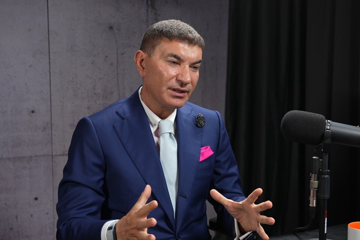 Cristi Borcea este căsătorit cu Valentina Pelinel