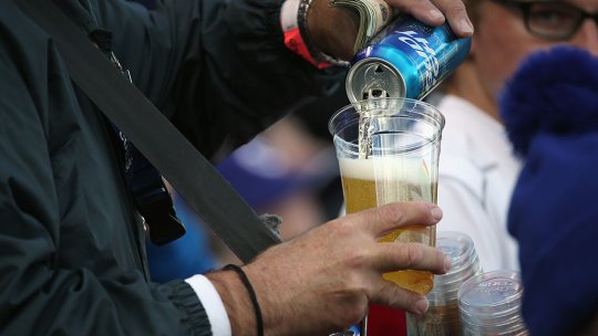 Fanii români trebuie să fie pregătiți! Cât costă o bere pe cele trei stadioane unde ar putea juca naționala la Mondial: prețuri neașteptate