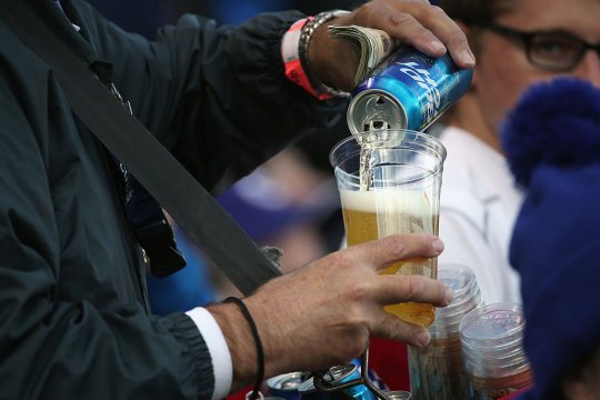 Fanii români trebuie să fie pregătiți! Cât costă o bere pe cele trei stadioane unde ar putea juca naționala la Mondial: prețuri neașteptate