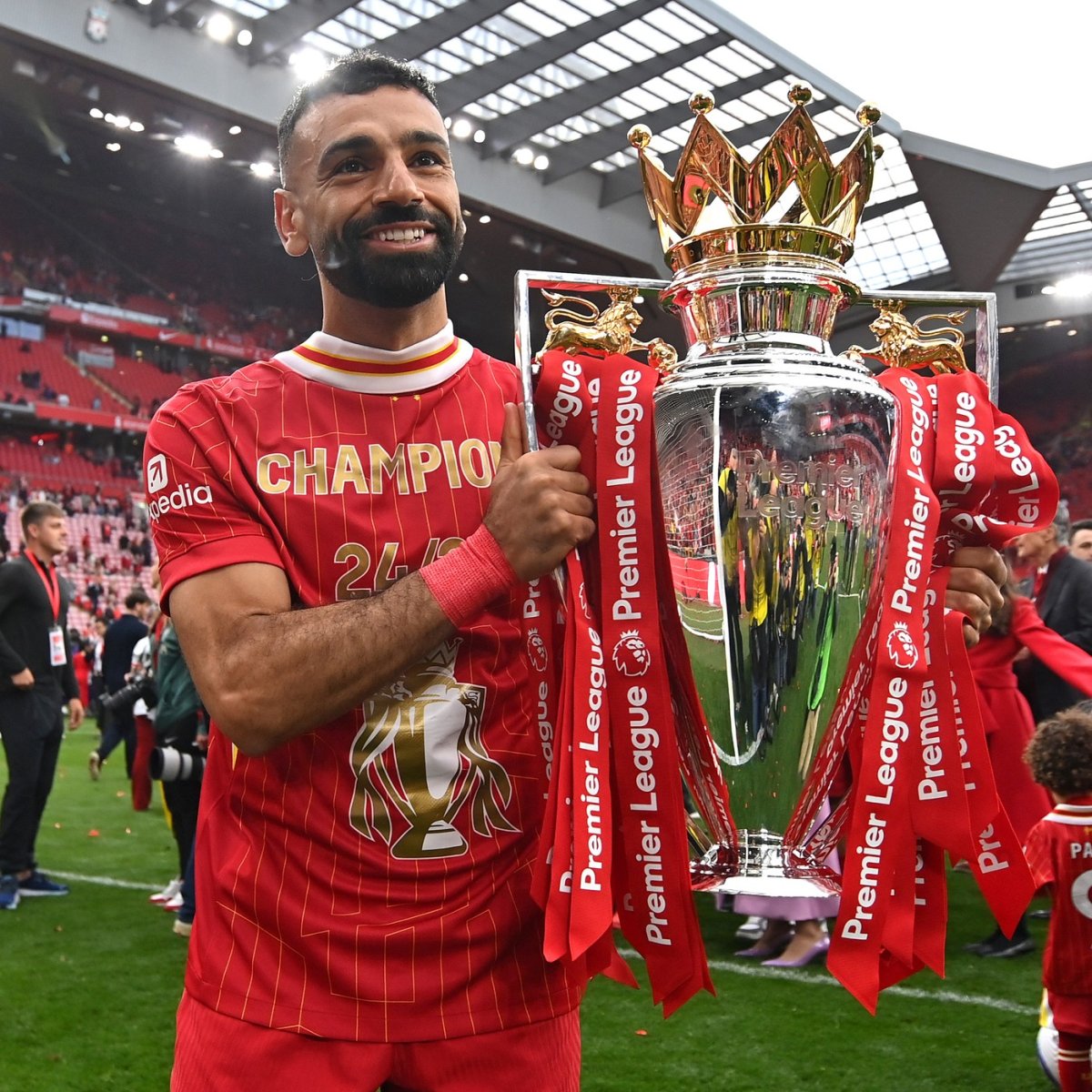 Mohamed Salah și trofeul Premier League câștigat în stagiunea 2024-2025