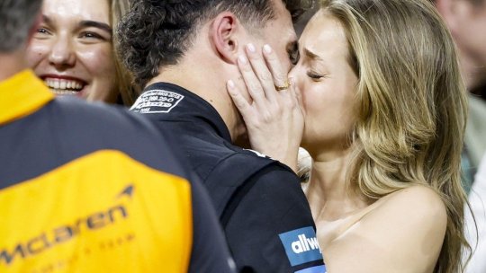 Moment emoționant cu Lando Norris și iubita sa! Fotomodelul i-a sărit în brațe noului campion mondial de F1: ”Arăt ca un prost”
