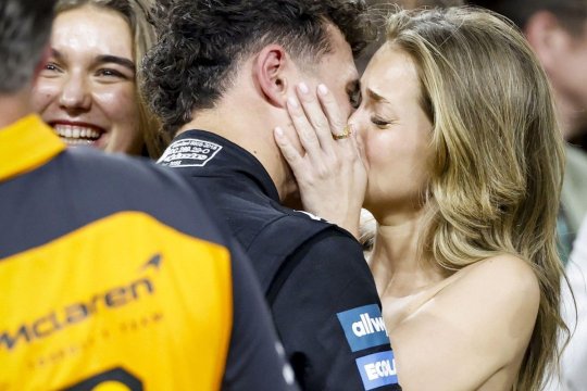 Moment emoționant cu Lando Norris și iubita sa! Fotomodelul i-a sărit în brațe noului campion mondial de F1: ”Arăt ca un prost”