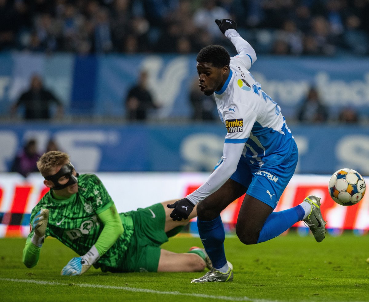 Faza-rezumat a derby-ului din Bănie: Hindrich la post, pregătit să intervină, Nsimba nu știe pe unde-i mingea