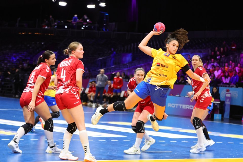 Lorena Ostase, jucătoare la echipa naționala de handbal a României