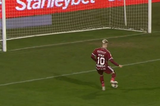 ”Ratarea secolului în SuperLigă!”. Poarta era complet goală, dar Petrila nu a reușit să marcheze