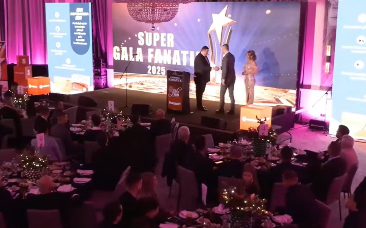 Jucătorii și oficialii de la FCSB au stat la masa 3, iar la masa 4 a fost așezat Giovanni Becali